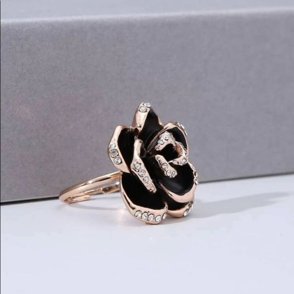 BEAUTIFUL Black & Gold Flower Ring - Picture 5 of 5